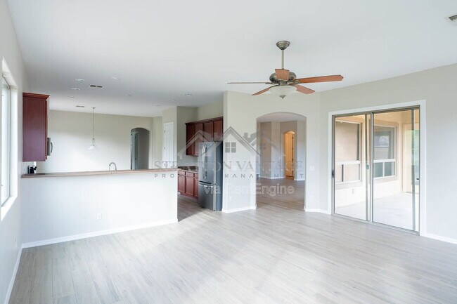 Foto del edificio - 2425 E Redwood Ct
