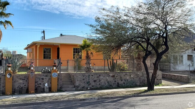 Building Photo - 621 W Solana Ave