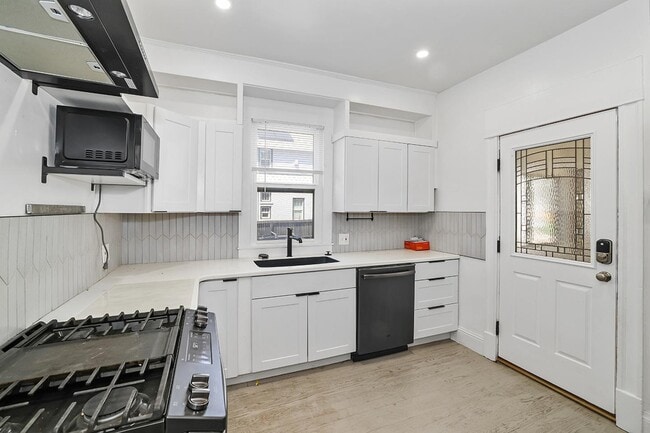Building Photo - Spacious & light-filled Governors' Park ho...