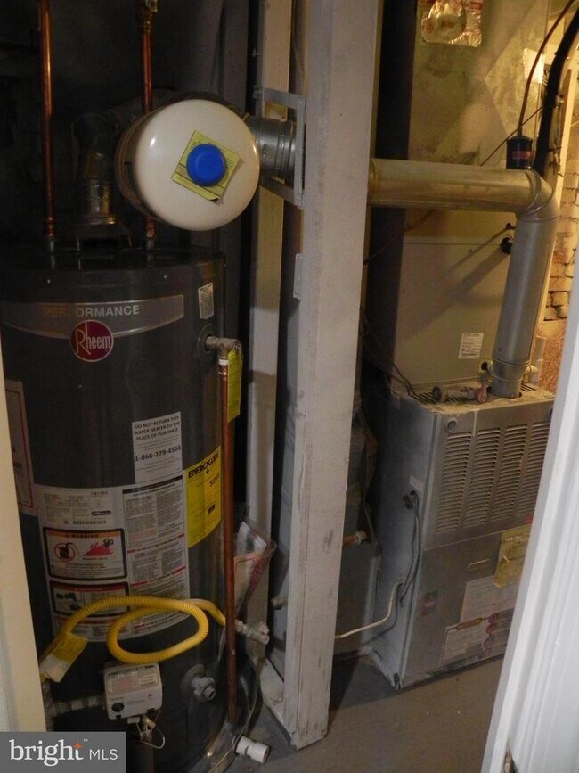 Building Photo - 1205 James St