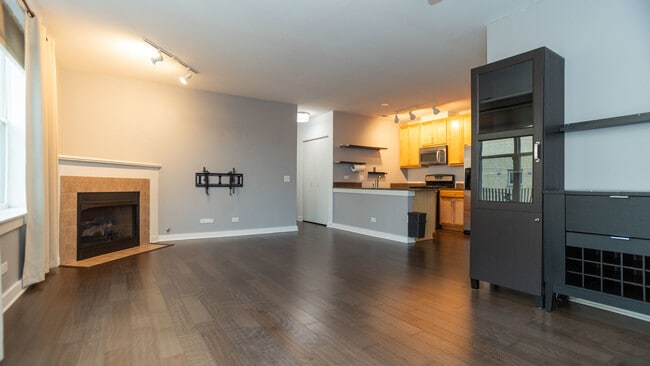 Building Photo - 2238 W Maypole Ave