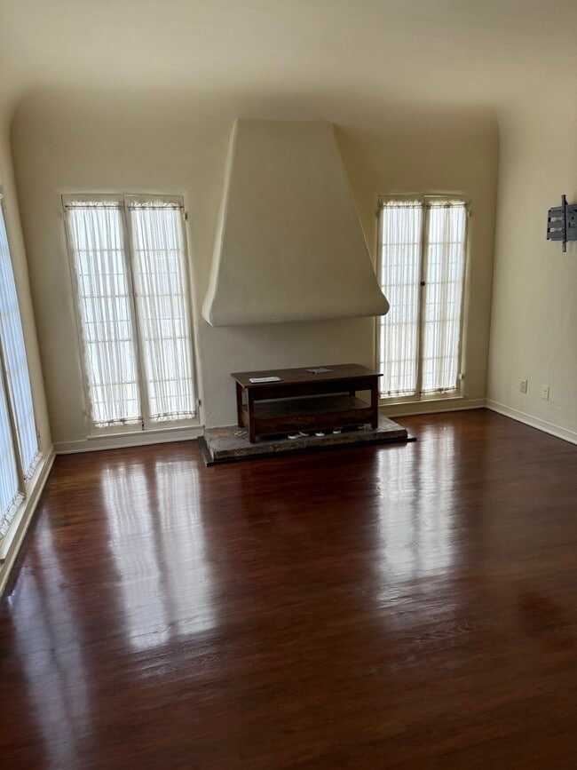 Building Photo - 906 S Curson Ave
