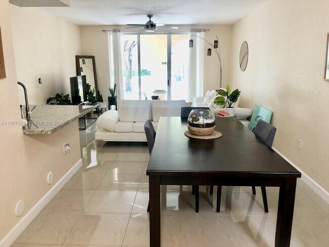 Foto del edificio - 2532 Centergate Dr