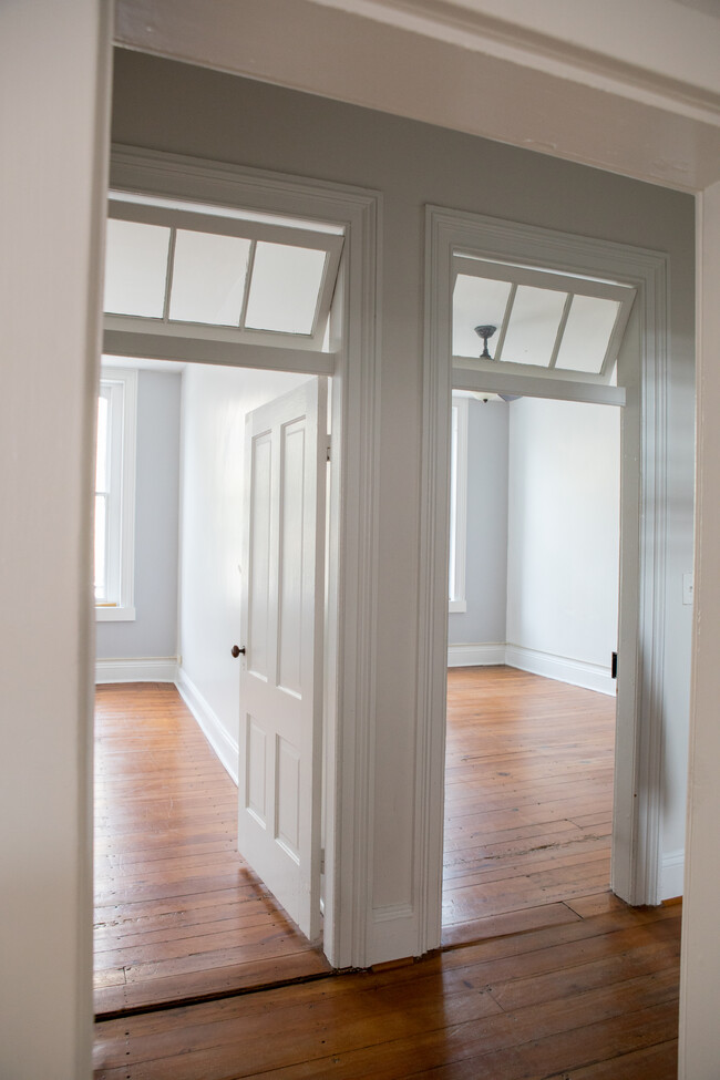 Large and bright apartment - 106 N Market St