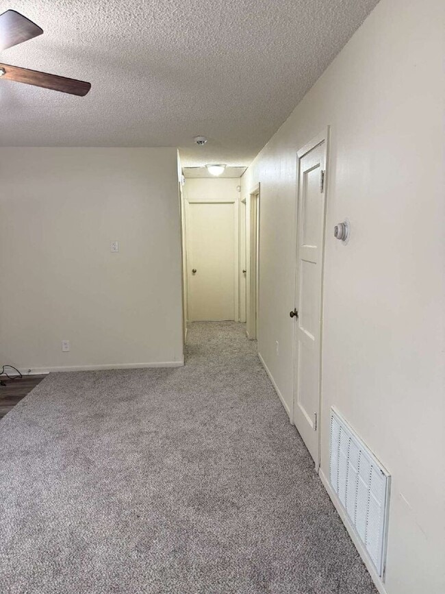 Building Photo - 3 BR 1 BA newly remodeled home!
