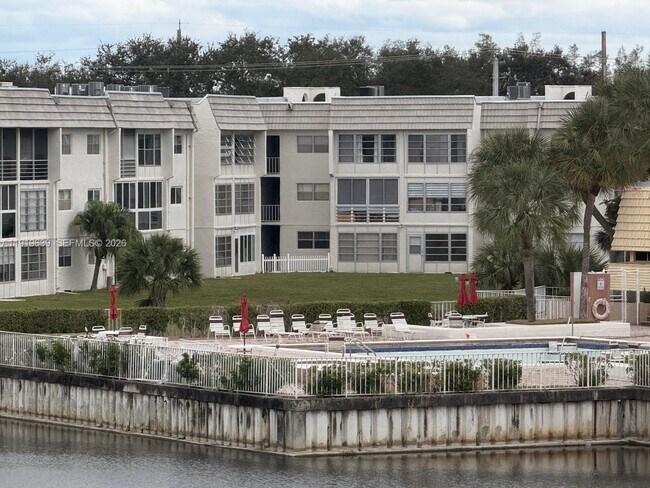 Foto del edificio - 8220 Sunrise Lakes Blvd