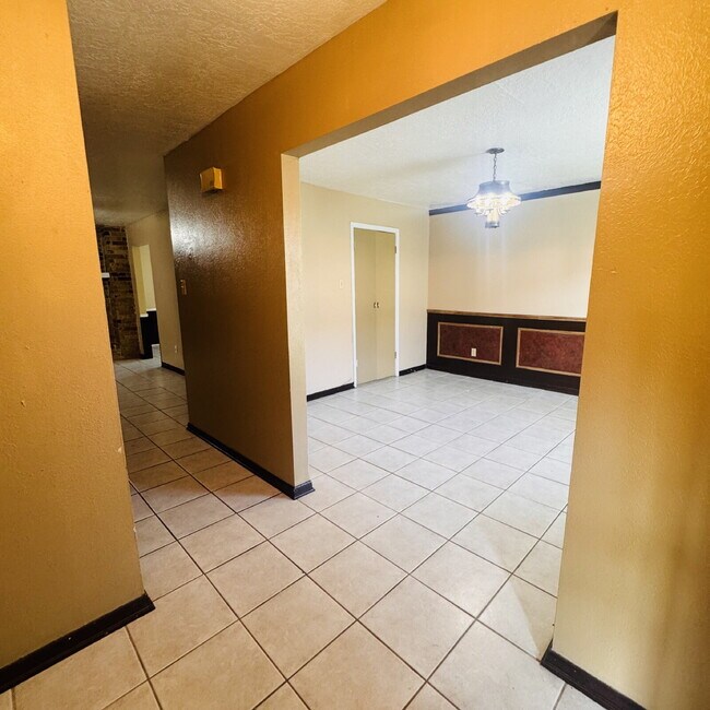 Foto del edificio - Spacious 3 Bedroom, 2.5 Bathroom Townhome in West End Beaumont