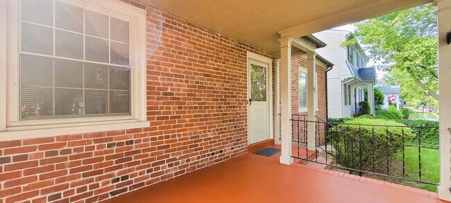 Foto del edificio - Remodeled brick bungalow with 1st floor li...