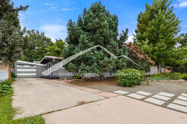 Foto del edificio - Spacious MidCentruy Modern Home in the Har...