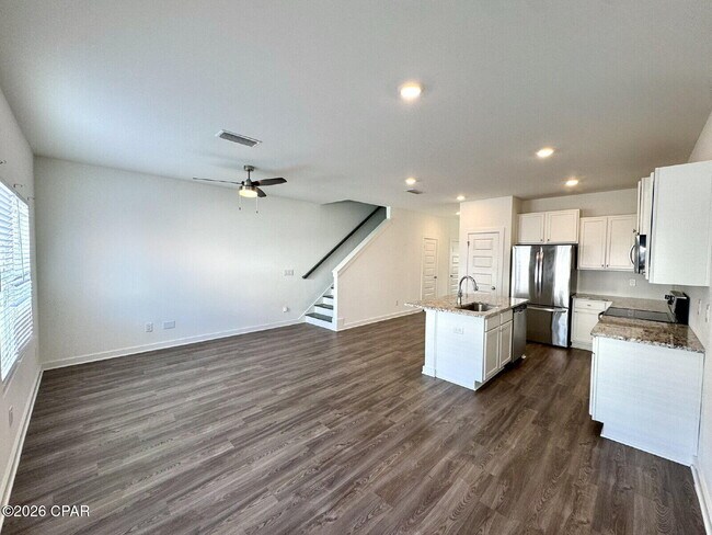 Foto del edificio - 5889 Tyndall Pl