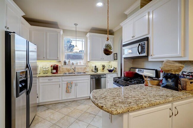 Foto del edificio - 319 W 10th St