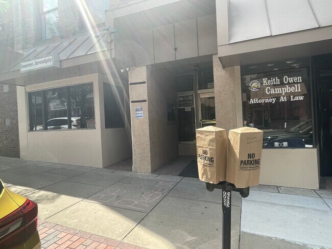 Edificio frontal con entrada central y también entrada trasera - 31 N Main St