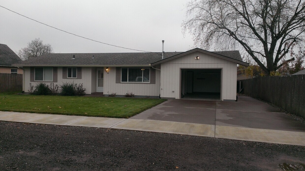 Primary Photo - 745 E. 2nd St., Yamhill