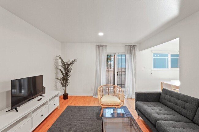 Foto del edificio - Queen room in 2-bed/1.0-bath Home