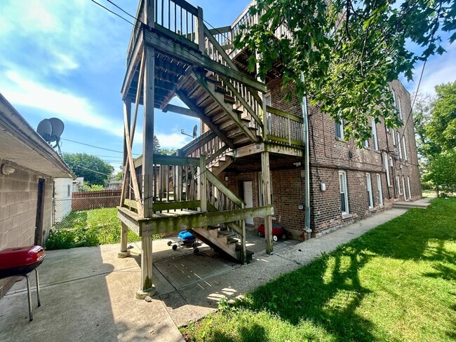 Building Photo - 735 E 88th St