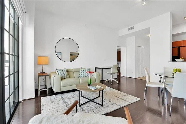Foto del edificio - "Chic 1-Bedroom Gem in Prime Boca Raton Location – Ready to Impress!"