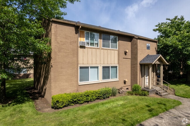 Building Photo - The Ellington Apartments