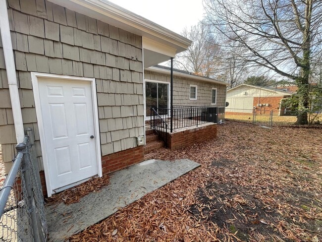 Photo - 1104 Robin Hood Rd House