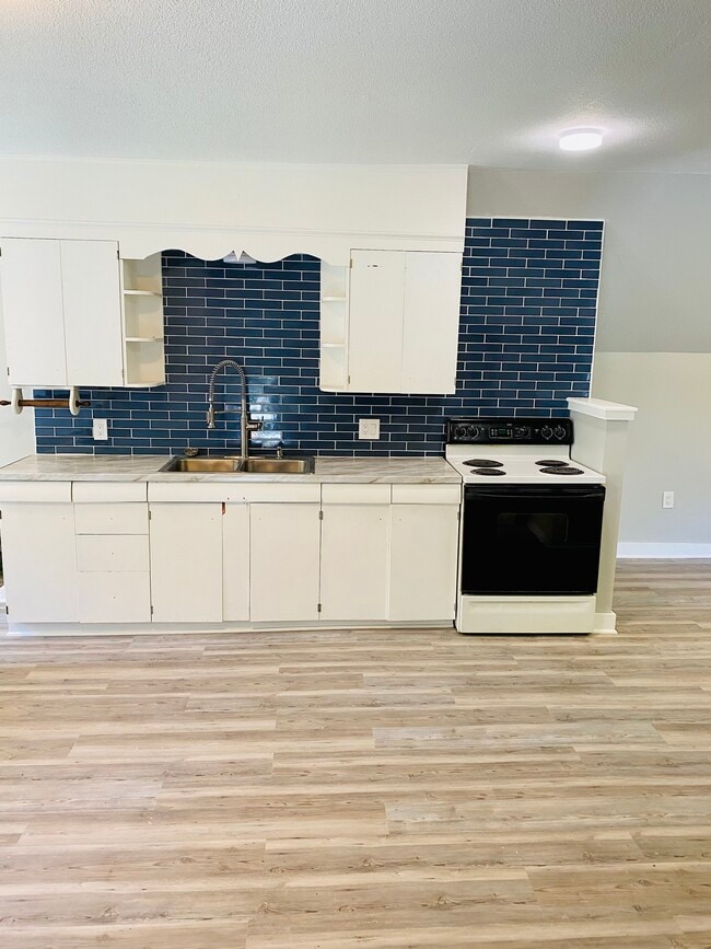 Kitchen - 10 Davis Dr