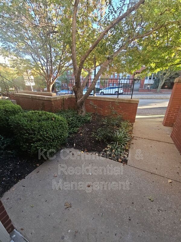 Building Photo - 530 W 10th St