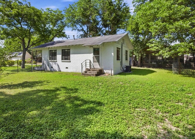 Building Photo - "Charming 2-Bedroom Retreat with Full Bath in the Heart of Castroville!"