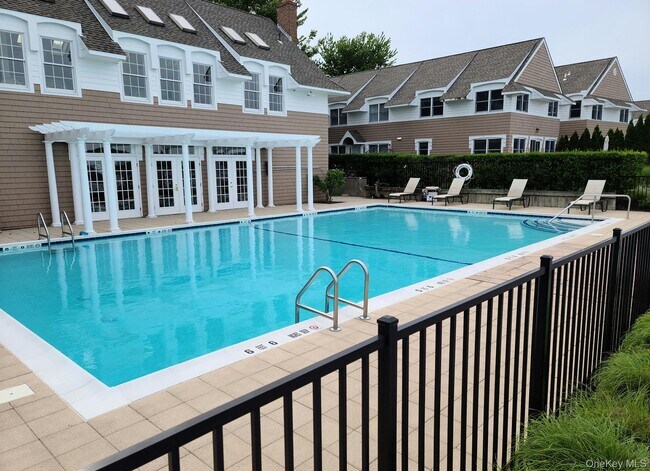 Foto del edificio - 62 Canoe Place Rd