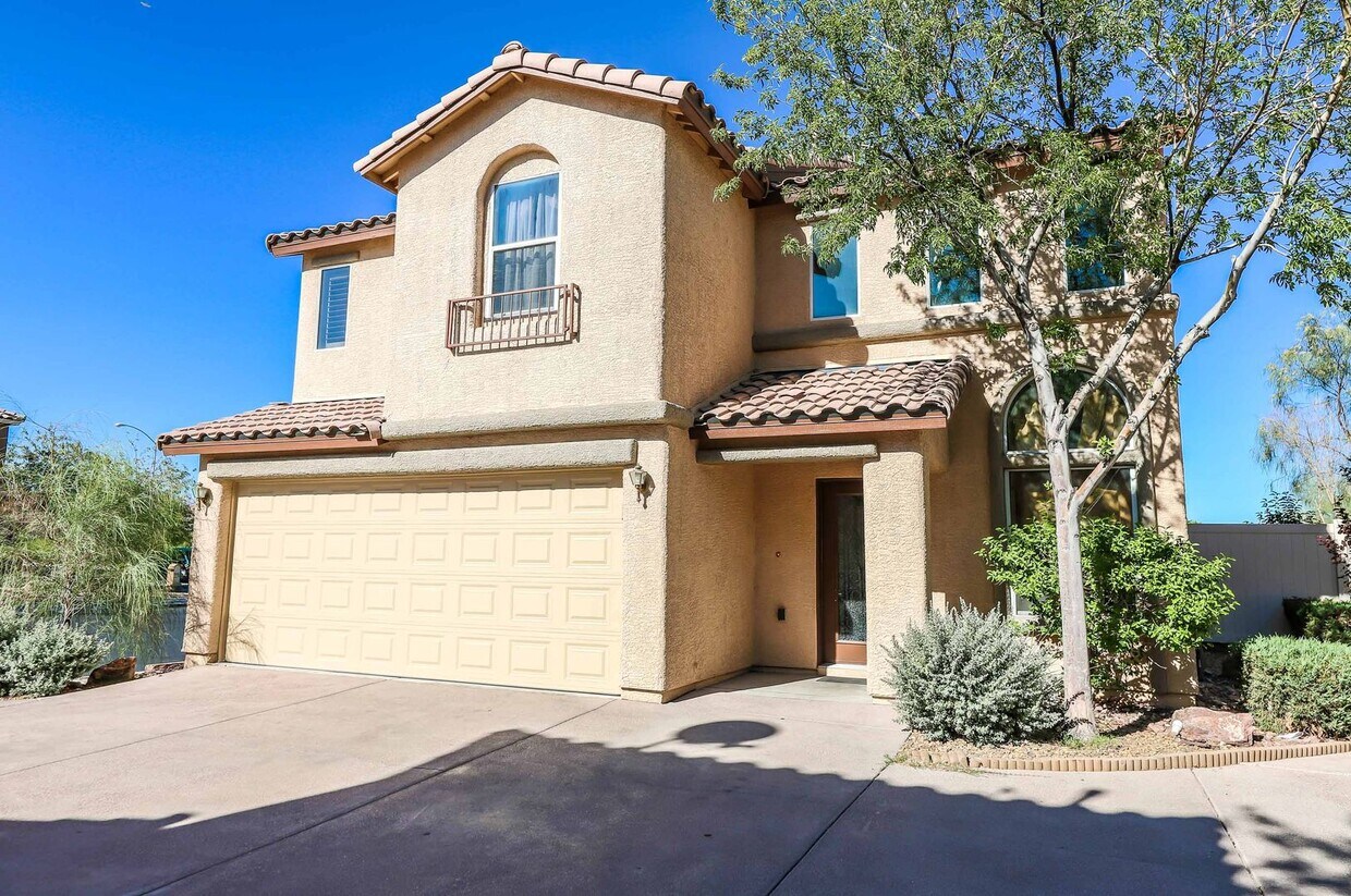 Foto principal - Two story 3 BEDROOM home located in the so...