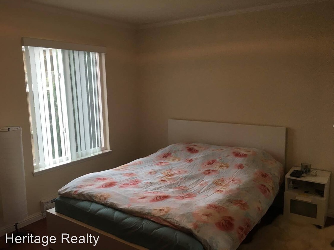 Building Photo - 2221 Village Ct
