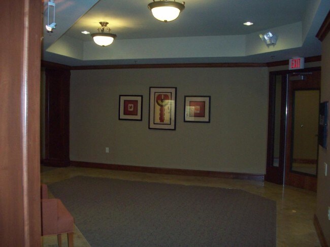 Building Photo - 905 W Fairy Chasm Rd