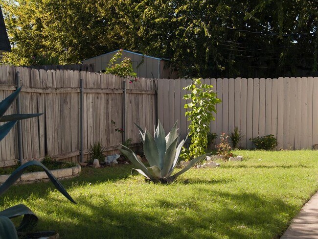 Foto del edificio - 1737 Wooten Park Dr