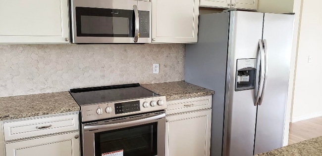 Building Photo - 607 SW Lucero Dr