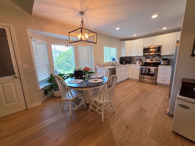 Foto del edificio - Beautiful 4 Bed, 3 Bath Home In Stetson Hi...