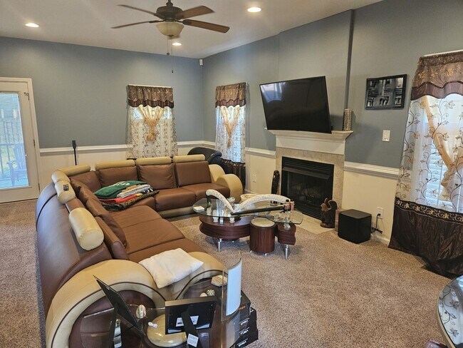 Building Photo - Beautiful unfurnished 4 bedroom, 2.5 bath ...