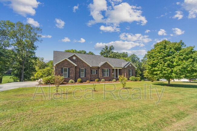 Building Photo - 1640 Bennington Dr NW
