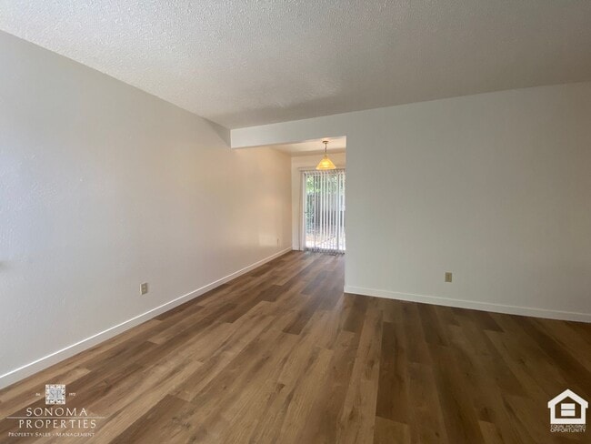 Foto del edificio - Charming 2 Bed / 1.5 Bath Duplex in Sonoma!