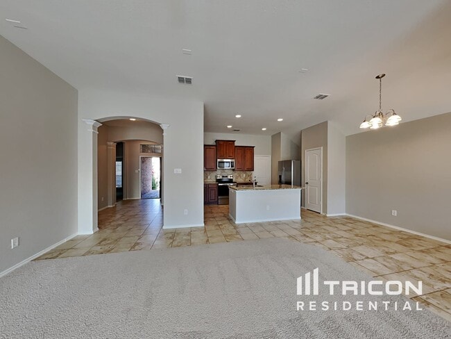 Building Photo - 307 Hawthorn Dr