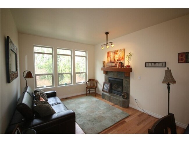 Building Photo - Amazing 3 Bedroom Galbraith Craftsman