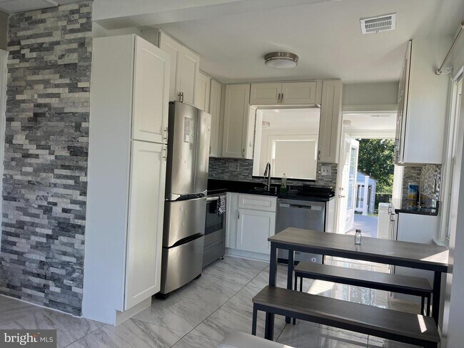 Foto del edificio - 4227 Prince William Pkwy