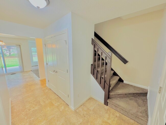 Building Photo - 2102 Oakwood Dr