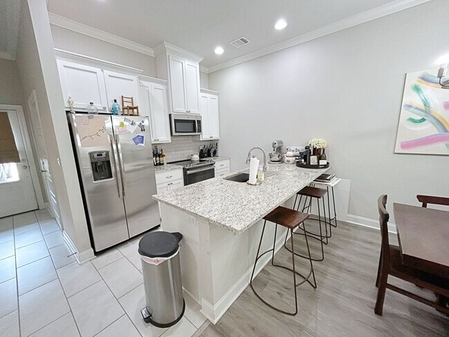 Building Photo - 2 Bedroom Townhouse in Gated Community off...