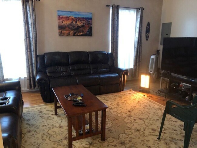 Foto del edificio - 3-bed 2.5-bath End-Unit Townhouse in desirable Piney Orchard Community