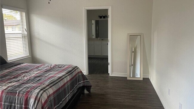 Foto del edificio - 1417 E Jasper Dr