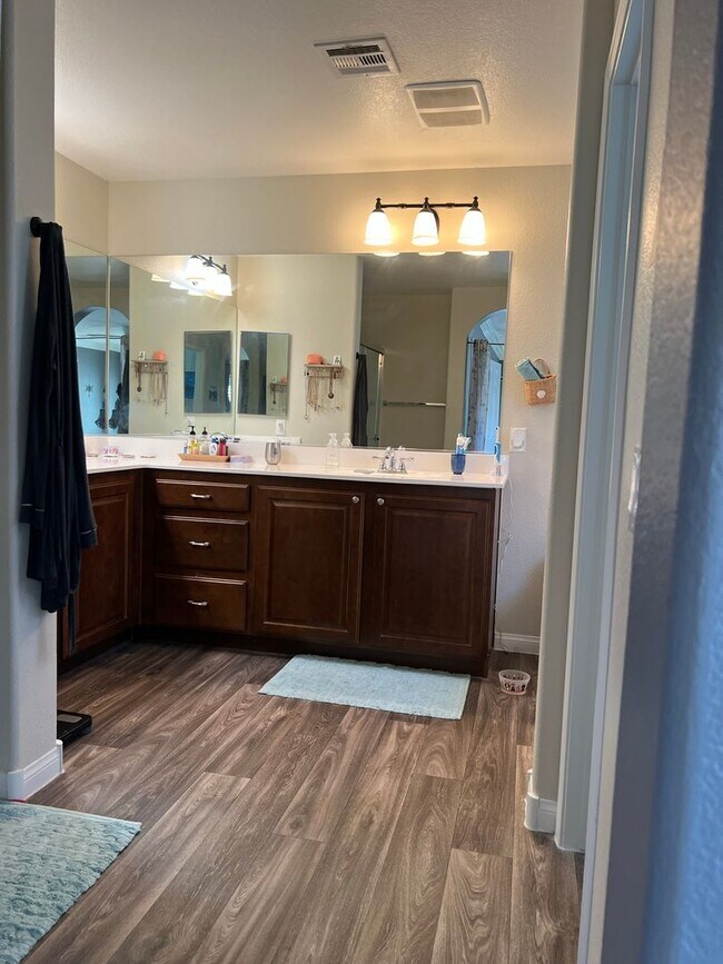 Building Photo - ABSOLUTELY AMAZING! Large 4 bedroom 2 stor...