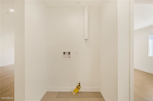 Foto del edificio - 3 br, 2 bath House - 8144 Louise Avenue