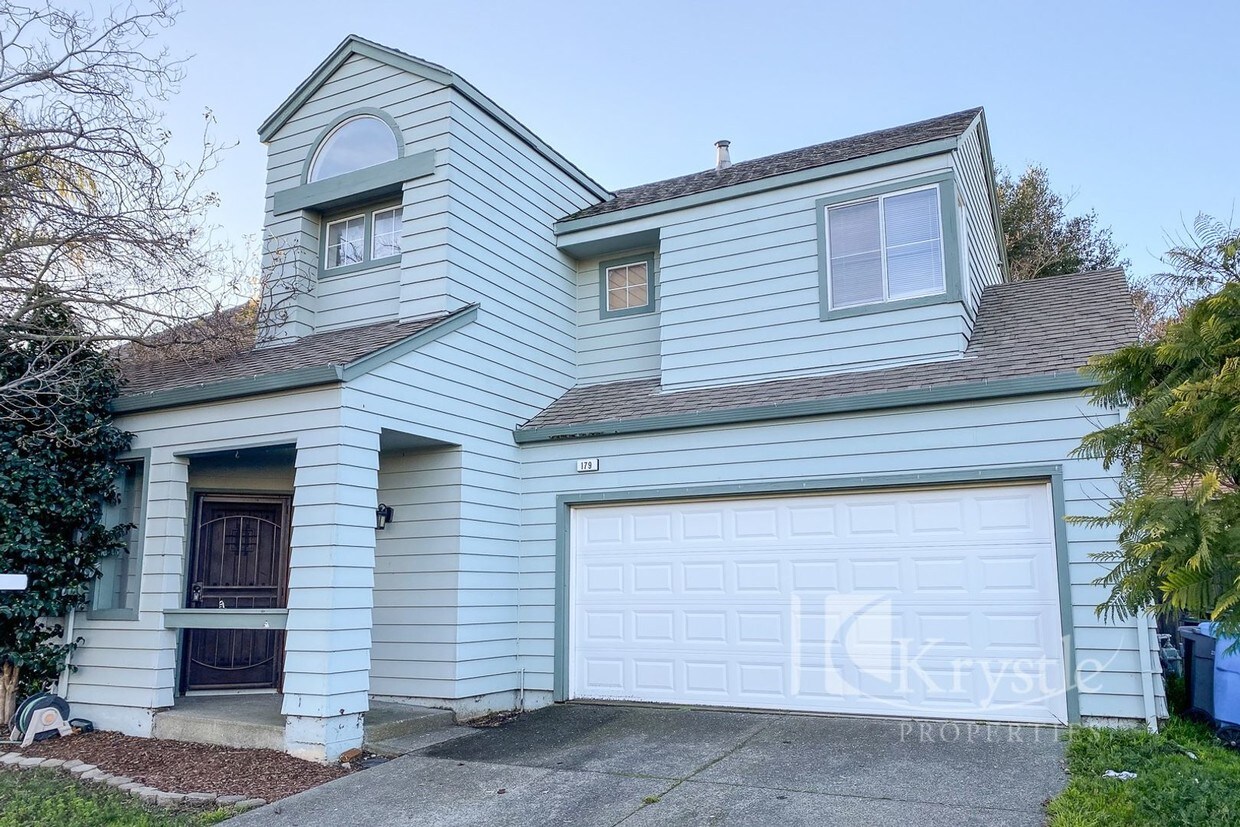 Primary Photo - Cute Home in Glen Cove