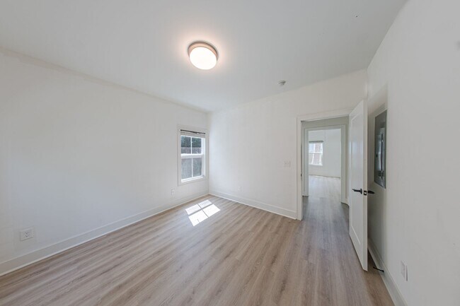 Foto del edificio - 2400 Lowe St NW