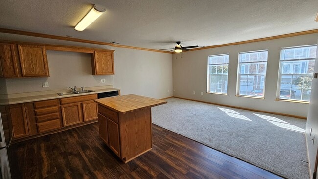 Building Photo - Stylish 3-Story Townhouse in Beautiful Wau...