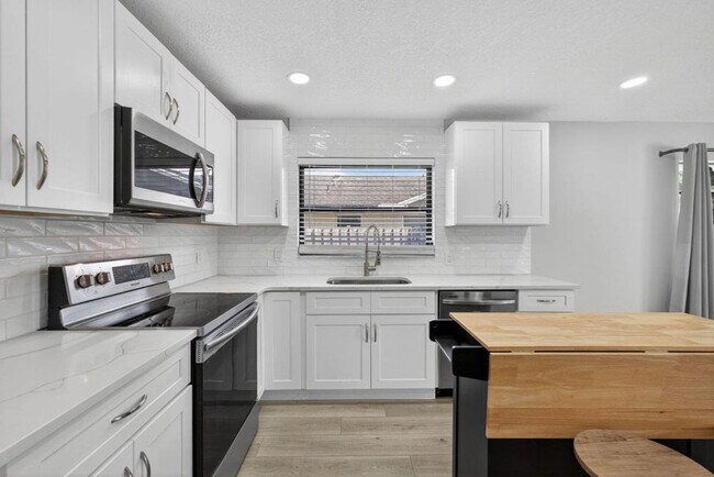 Foto del edificio - 1202 Essex Dr