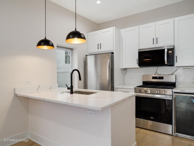 Foto del edificio - 2142 N Maplewood Ave