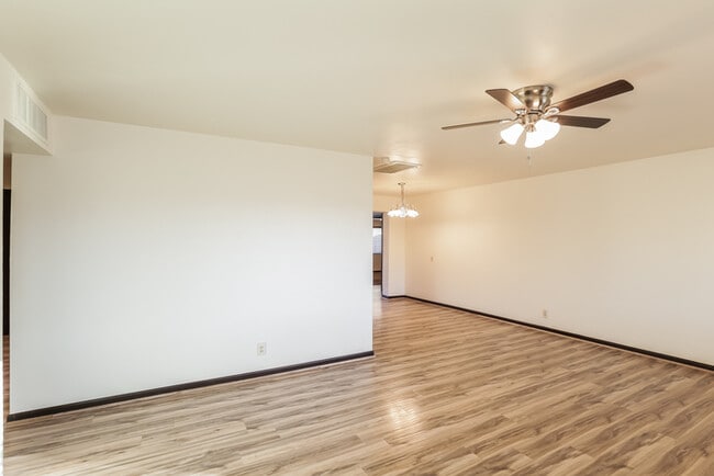 Building Photo - 814 E Cinnabar Ave